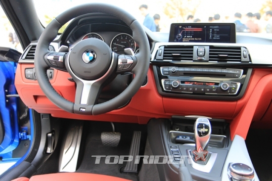 BMW 뉴 428i M 스포츠패키지 모델 실내 스티어링 휠과 센터페시아