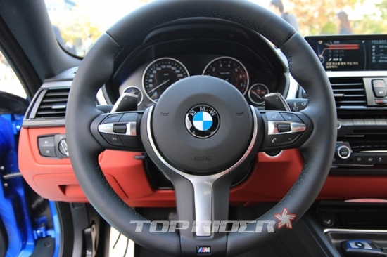 BMW 뉴 428i M 스포츠패키지 모델 스티어링 휠