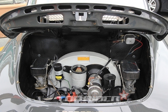 포르쉐356 C의 트렁크를 열면 좌우로 캬브레터가 2개가 놓여있는 공냉식 4기통 엔진이 들어있다.