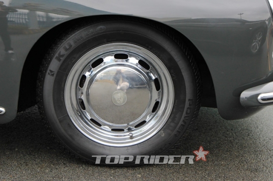포르쉐356 C의 휠 캡, 타이어는 165/80/R15 사이즈의 금호타이어가 끼워있다.