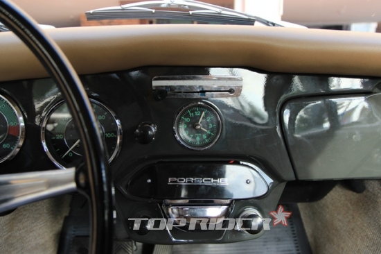 포르쉐 356 C의 센터페시아는 단순하다. 공기 순환 공조 레버, 아날로그 시계, 헤드램프 스위치, 재털이, 와이퍼 스위치, 시거라이터가 오밀조밀 모여있고 오른쪽엔 자석 경첩이 달린 글로브 박스가 있다.