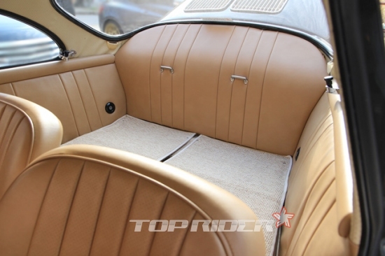 포르쉐 356 C의 뒷 좌석은 등받이를 쉽게 앞으로 접어 수납공간으로 활용하기 쉽다.