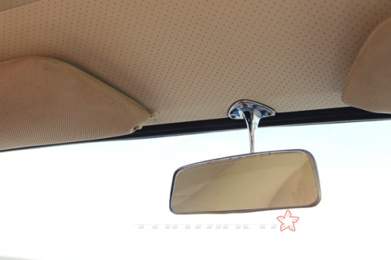 포르쉐 356 C의 룸미러. 우측 사이드 미러가 없기 때문에 우측으로 차선 변경 시 룸미러를 보고 고개를 직접 돌려 창밖을 확인해야 한다.