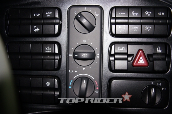 로터리식 공조 다이얼과 각종 안전장치 버튼이 계기판 오른쪽에 배치되어 있다.