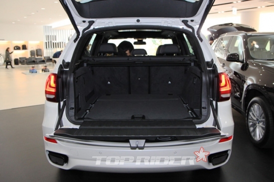 뉴 X5 M50d의 트렁크는 2단으로 열린다. 상하부 모두 열었을 경우.