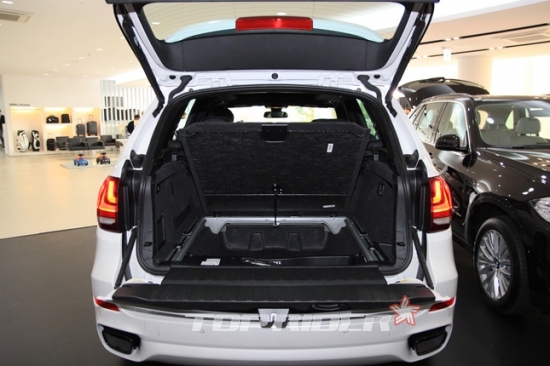 뉴 X5 M50d의 트렁크 내부. 골프백 4개를 실을 수 있다.