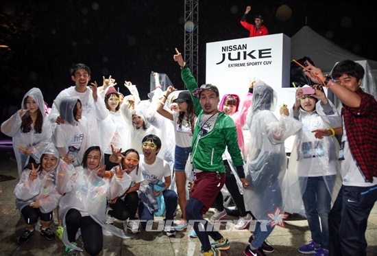닛산 뮤직 스테이션에서 즐기고 있는 참가자들