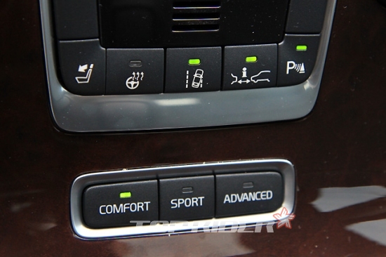 볼보 V80 D5 센터페시아 하단에 자리한 안전장치 버튼들 
(후방 시야를 위한 뒷좌석 헤드레스트 버튼, 스티어링 휠 히팅 버튼, 차선 감지 버튼, 차간 거리 알림 버튼, 주차 버튼 / 스티어링 휠과 서스펜션 변환 버튼)