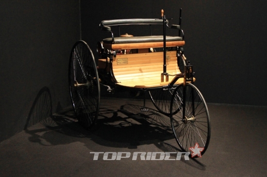 메르세데스-벤츠의 최초의 자동차를 한.독 수교 130주년을 기념하여 메르세데스-벤츠 코리아에 기증하였다.