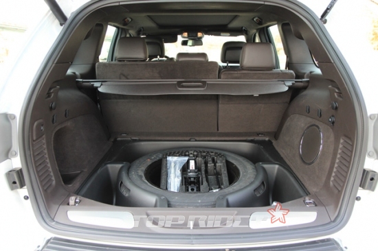 뉴 그랜드 체로키의 트렁크 하단 선반을 올리면 스페어 타이어와 리페어 킷이 들어있다.
