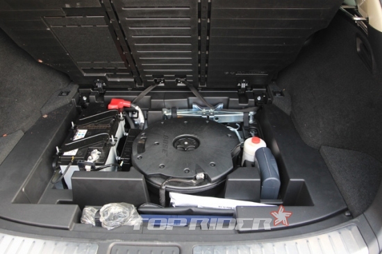 FX30d 트렁크 덮개를 열면 배터리와 공구들이 알차게 들어있다.