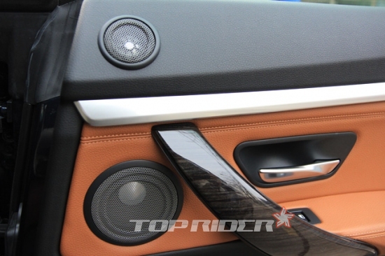 BMW 3 시리즈 그란투리스모 실내에는 16개의 하만/카돈 스피커가 장착되어 있다.