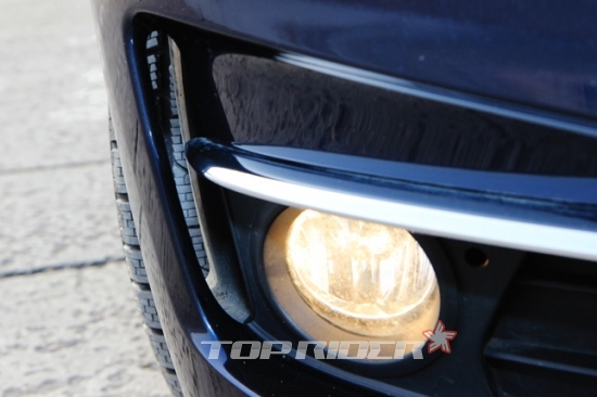 BMW 3 시리즈 그란투리스모의 프론트 에이프런에는 전륜으로 공기 흐름을 원활히 하기 위한 공기 흡입구가 있다.