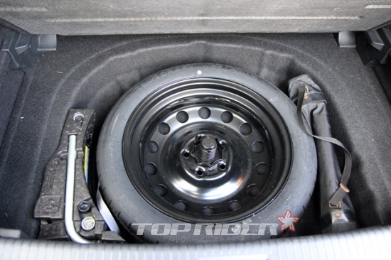 골프 2.0 TDI 트렁크 선반을 올리면 스페어 타이어가 있다.