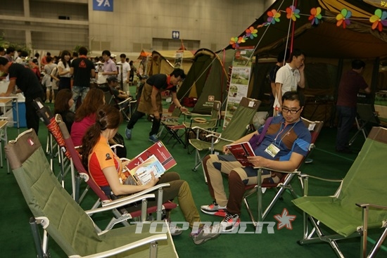 캠핑의 모든 것을 한자리에 모은 '2014 국제아웃도어캠핑페스티벌'(GOCAF 2014)이 12일부터 15일까지 4일간 열린다. 방문객들이 캠핑 의자에 직접 앉아 상품을 꼼꼼이 살펴보고 있다.