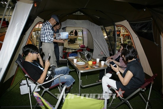 캠핑의 모든 것을 한자리에 모은 '2014 국제아웃도어캠핑페스티벌'(GOCAF 2014)이 12일부터 15일까지 4일간 열린다. 가족단위의 방문객들이 캠핑 용품을 직접 체험하며 캠핑 분위기를 즐기고 있다.