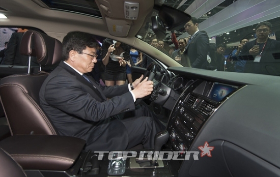 오늘(3일) 개막한 2015 서울모터쇼의 르노삼성자동차관을 방문한 산업통상자원부 윤상직 장관이 세계 최초로 마그네슘 판재가 적용된 르노삼성자동차 SM7 Nova에 올라 설명을 듣고 있다.
