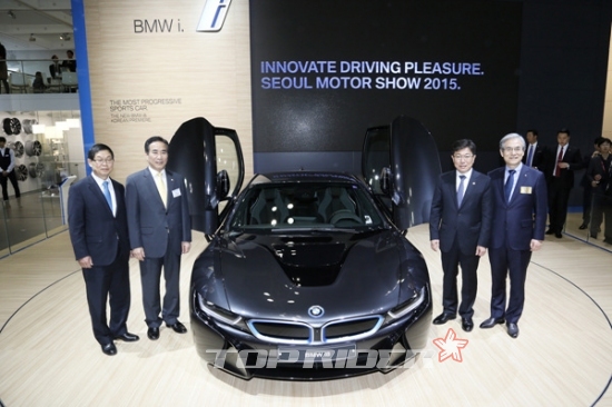 김용근 서울모터쇼 조직위원장(왼쪽 첫번째)가 김효준 BMW 그룹 코리아 사장(오른쪽 첫번째)과 함께 플러그인 하이브리드 스포츠카 BMW i8 앞에서 기념촬영을 하고 있다.