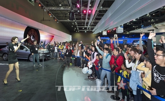 4월 3일부터 12일까지 일산 킨텍스에서 열리는 ‘2015 서울모터쇼'에서 르노삼성자동차가 가족 관람객을 배려한 부스와 다양한 참여형 이벤트로 큰 호응을 얻고 있다.
